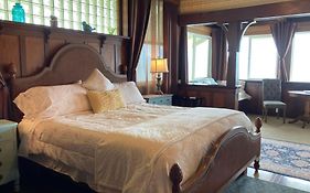 Hilo Bay Oceanfront Bed And Breakfast 3*